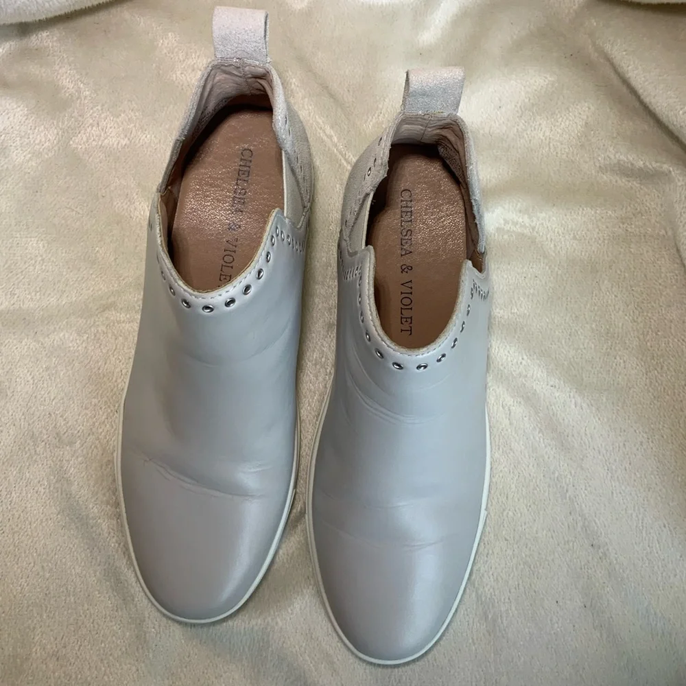 Chelsea & Violet “Milo” Gray Leather Wedge Booties Suede accents women size 7.5